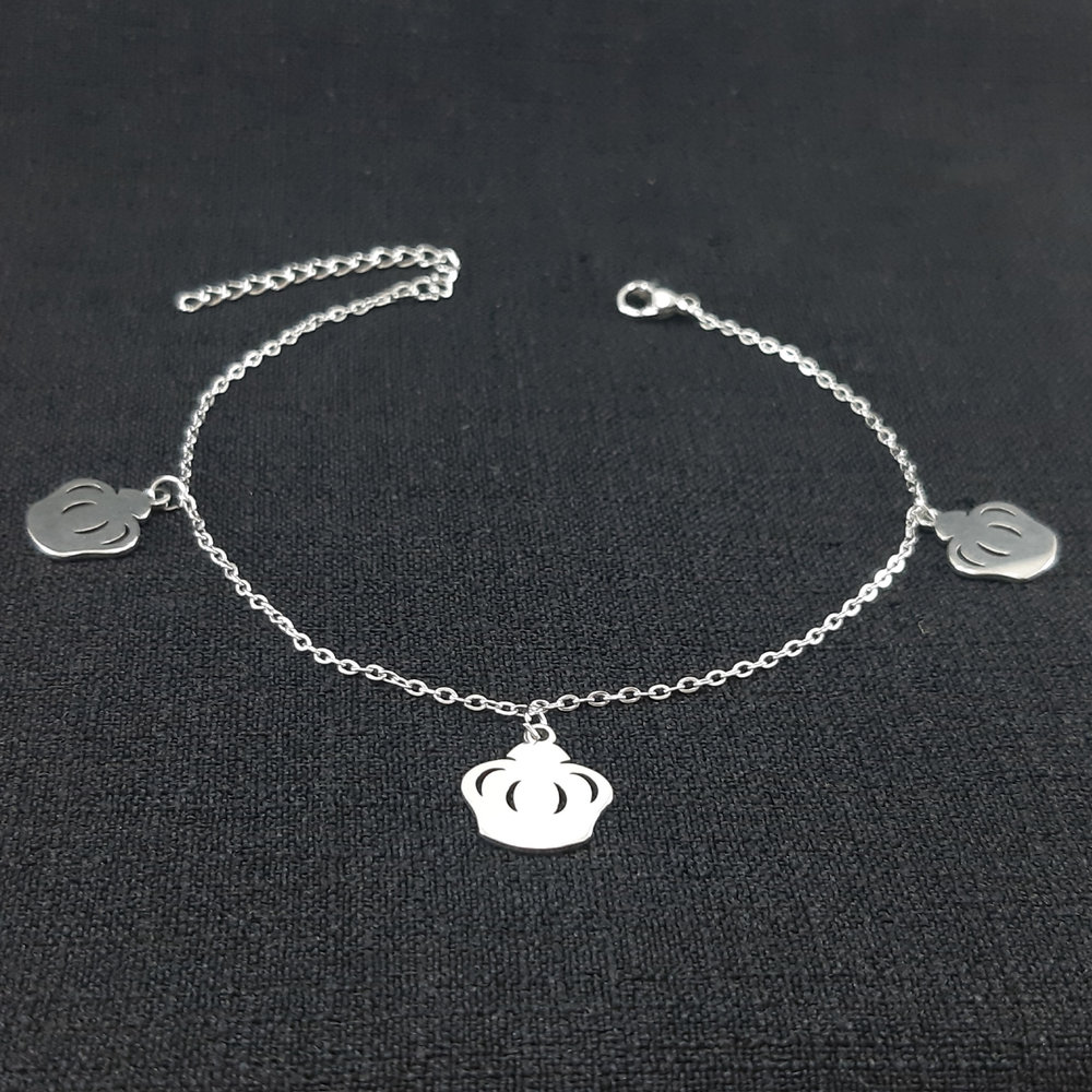 Tornozeleira com pingentes de coroa vazada