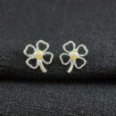 Brinco flor pétalas coração com perola