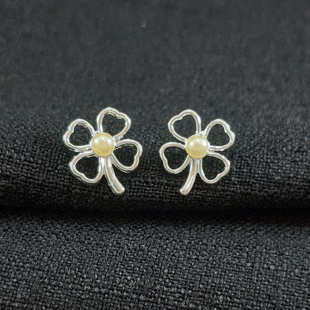 Brinco flor pétalas coração com perola