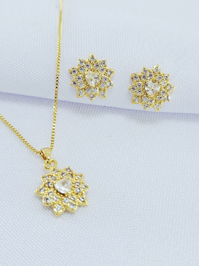 Conjunto formato flor cravejado