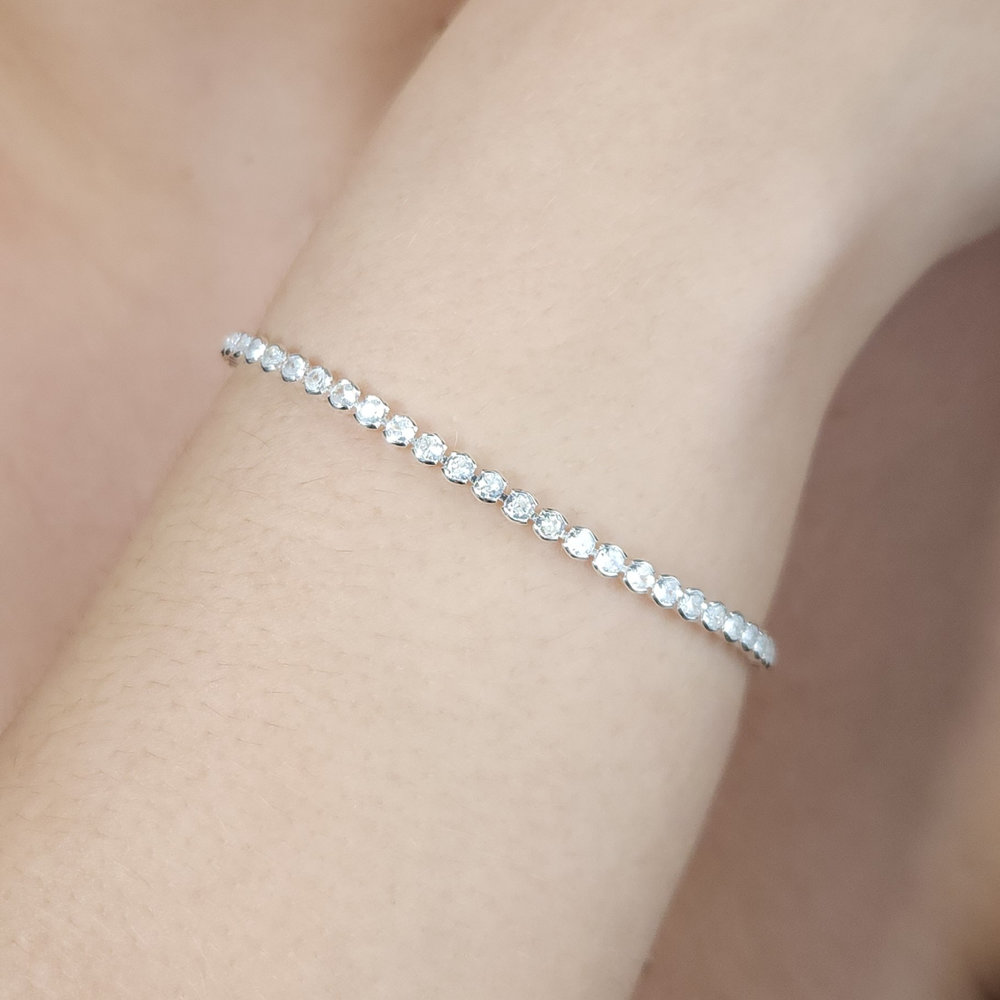 Pulseira riviera pedras redondos com borda lisa