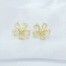 Brinco flor com miolo laço com zirconia