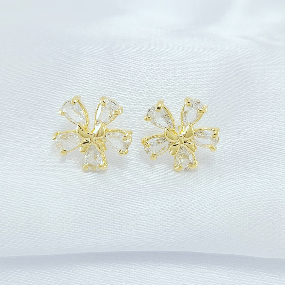 Brinco flor com miolo laço com zirconia