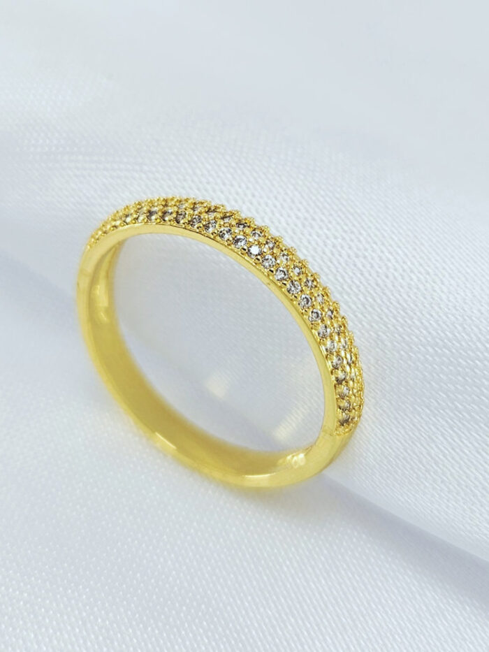 Anel cravejado com cristais detalhados