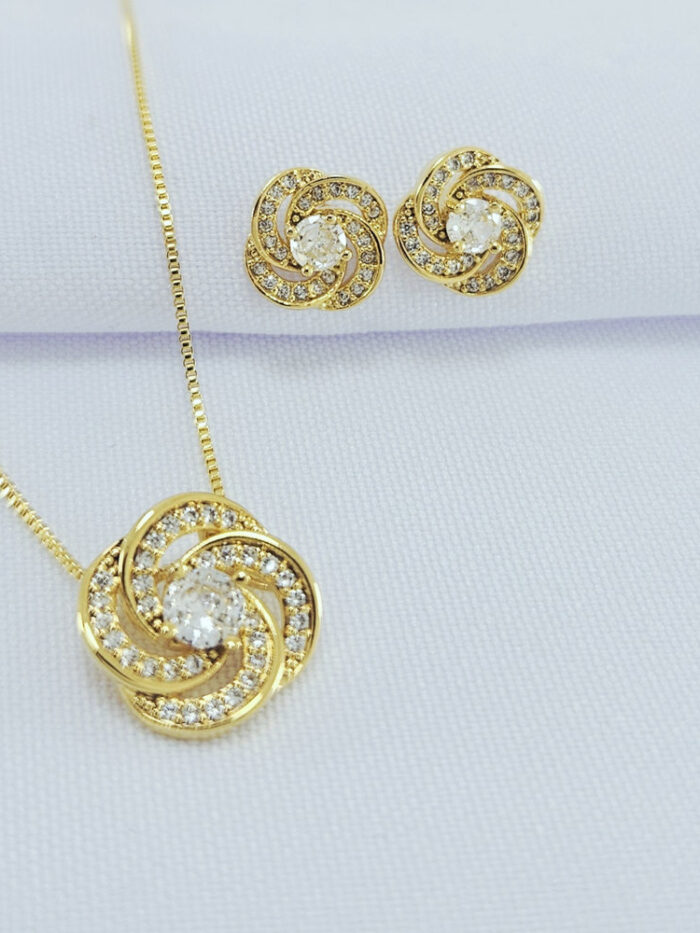 Conjunto fios cravejado com pedra cristal central