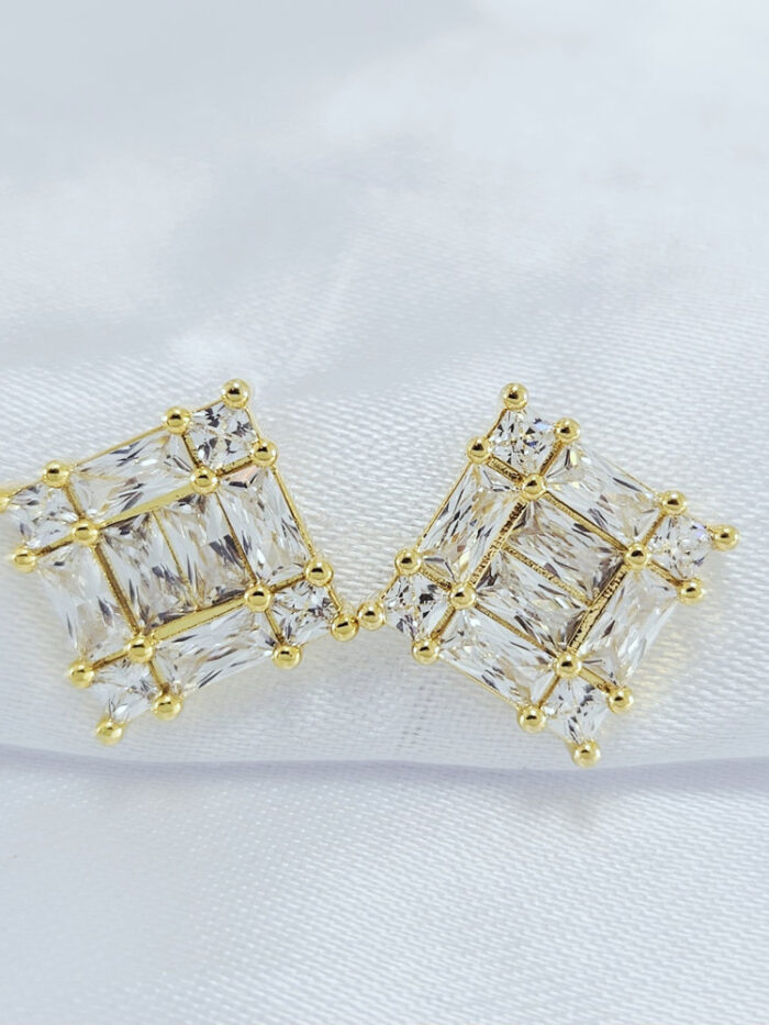 Brinco quadrado pedra cristal