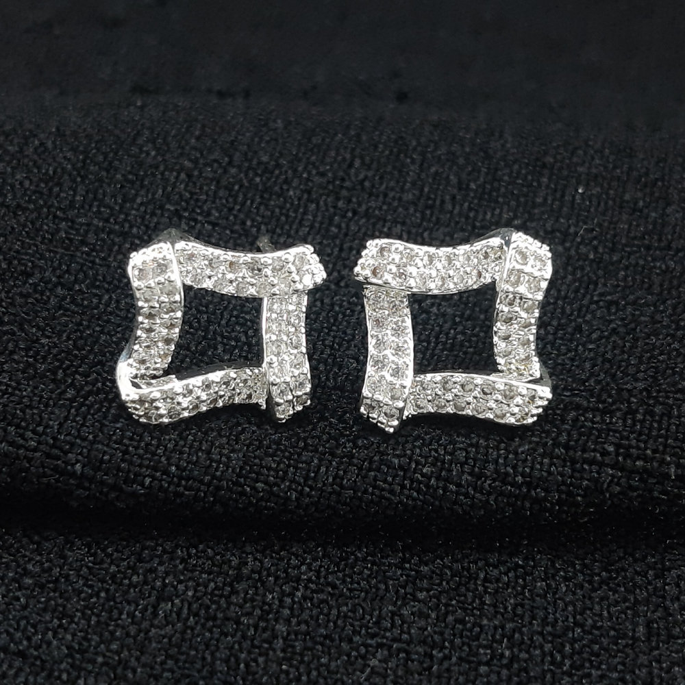 Brinco formato losango cravejado vazado