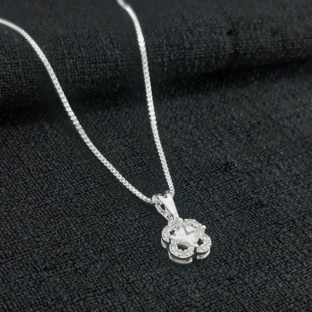 Gargantilha trevo com ponto de luz quadrado