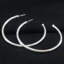 Argola fio liso aberta prateada