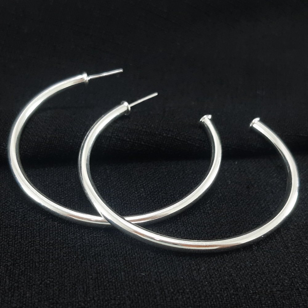 Argola fio liso aberta prateada