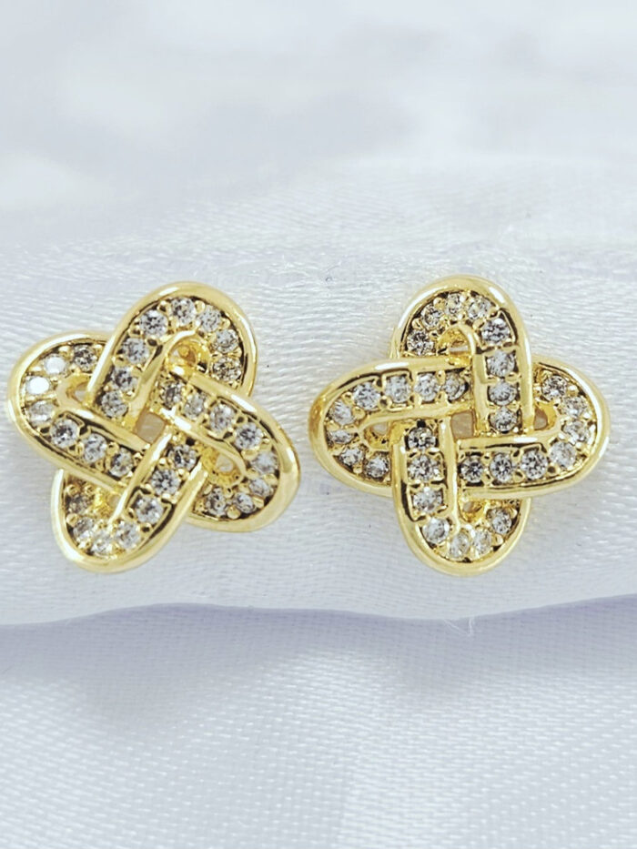 Brinco entrelaçado cravejado