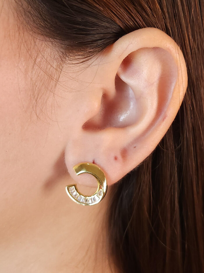 Brinco meio circulo cravejado com pedras baguetes