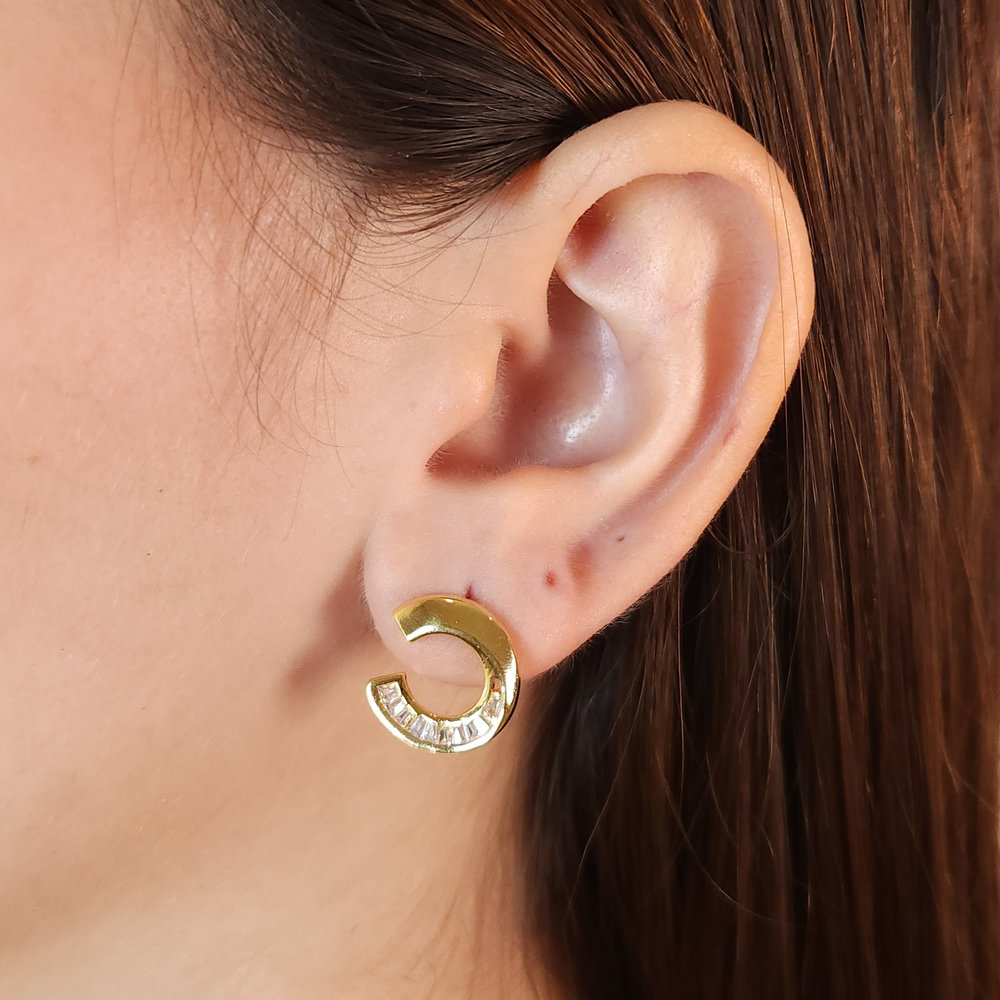 Brinco meio circulo cravejado com pedras baguetes