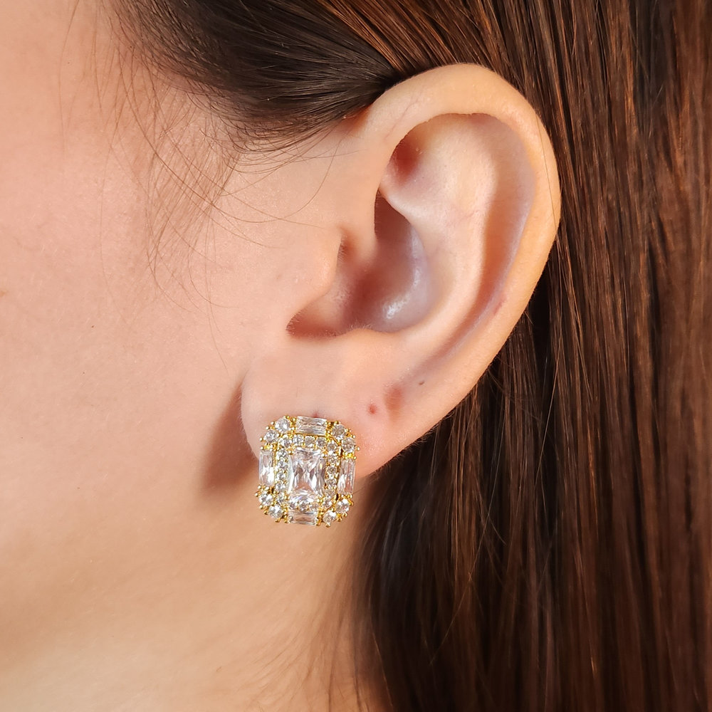 Brinco formato quadrado cravejado