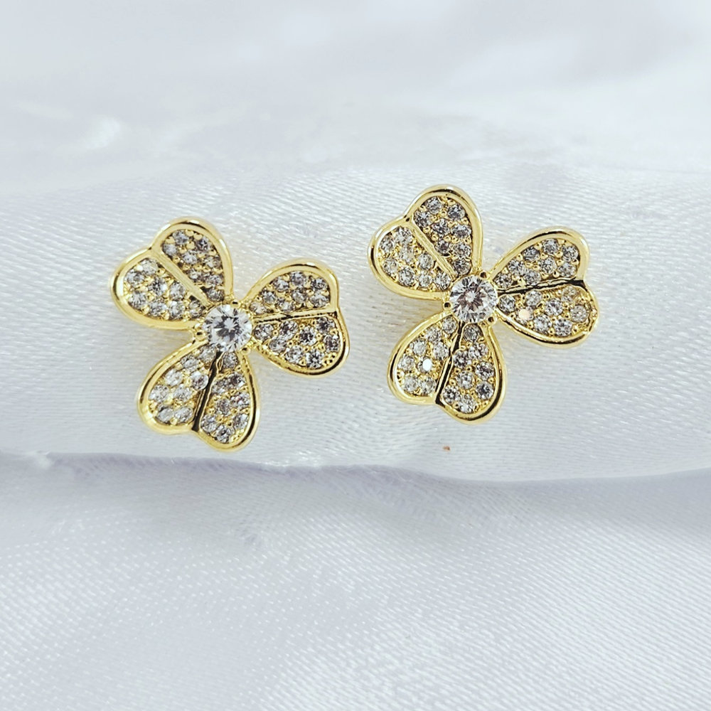 Brinco flor pétalas detalhe coração