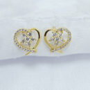 Brinco coração fio cravejado com flor