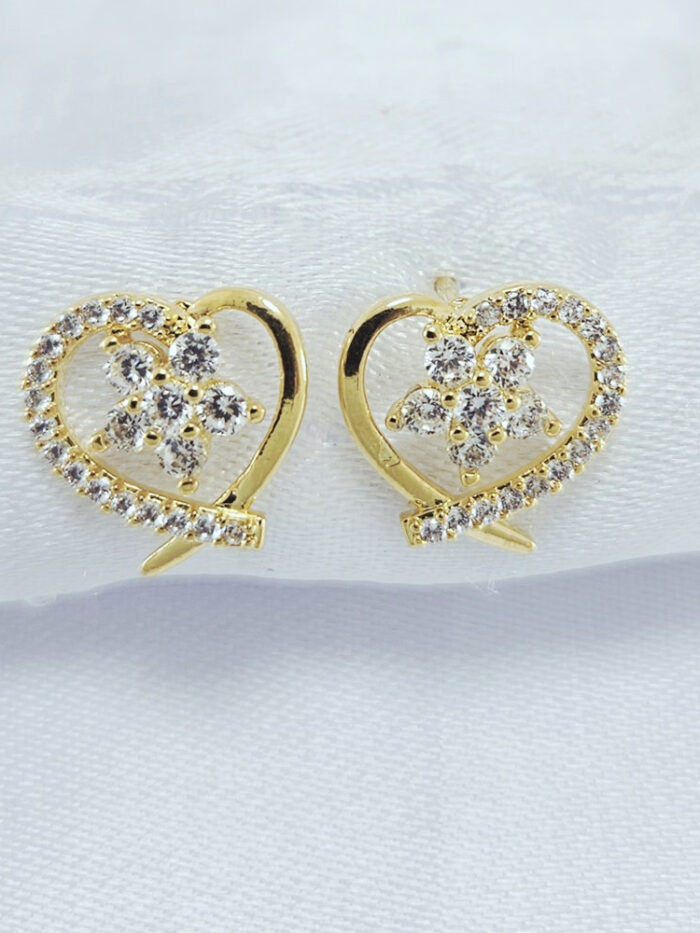 Brinco coração fio cravejado com flor