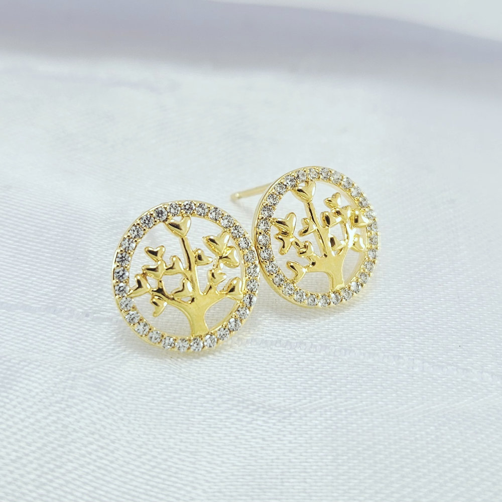 Brinco redondo cravejado com árvore
