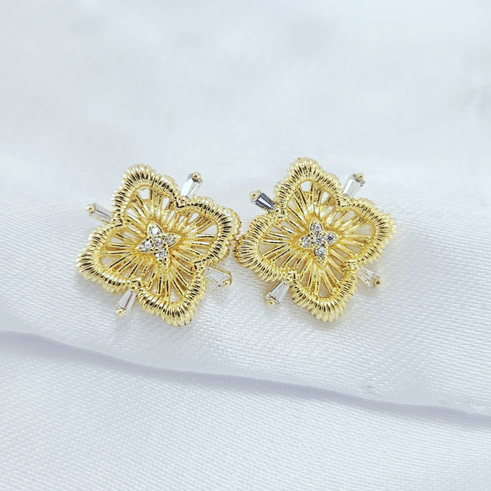 Brinco formato trevo trabalhado