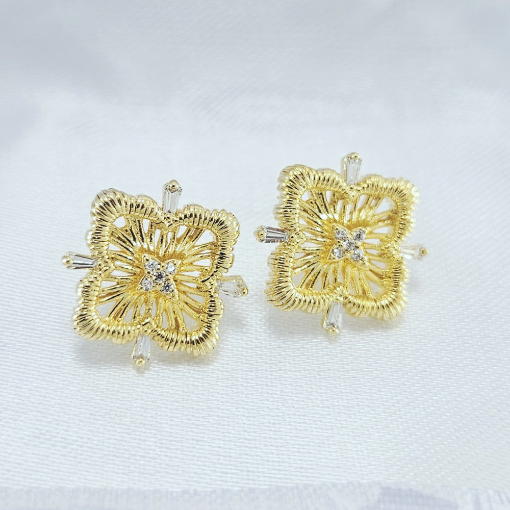 Brinco formato trevo trabalhado - Imagem 2