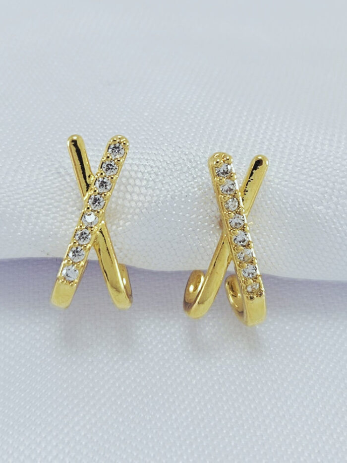 Brinco X com fio dourado e cravejado