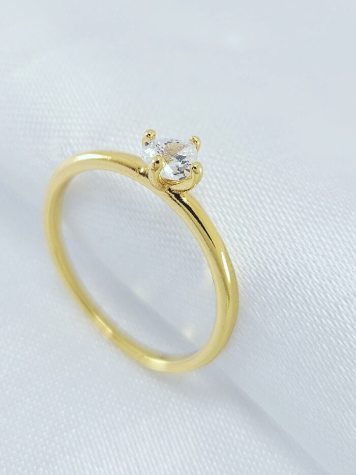 Anel fio liso com zircônia coração central