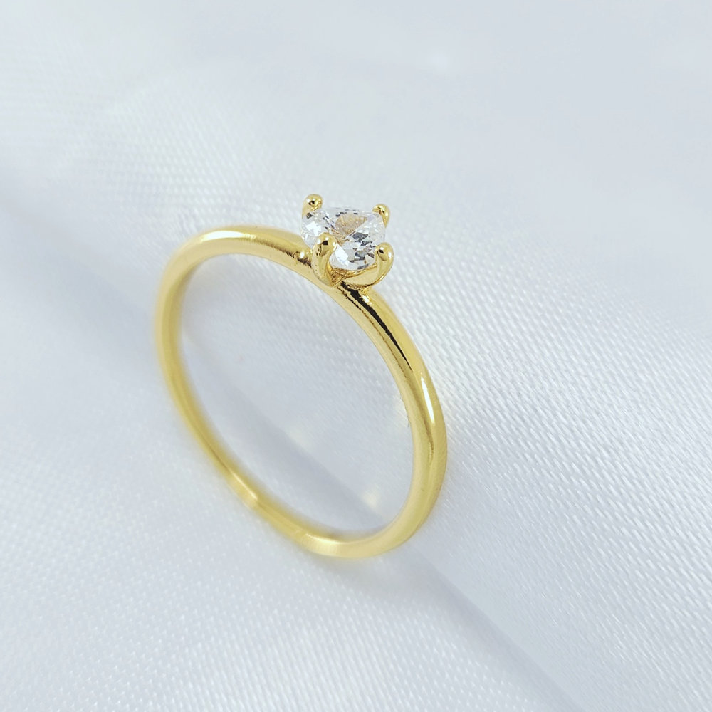 Anel fio liso com zircônia coração central