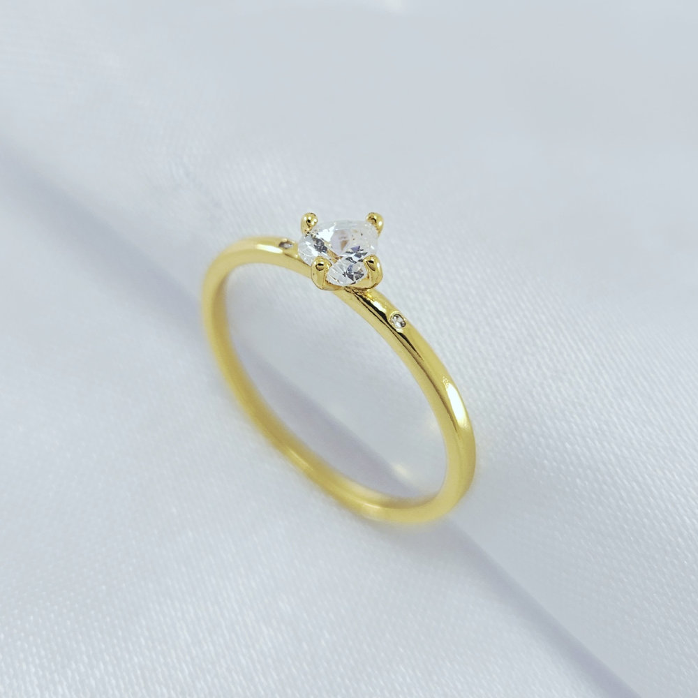 Anel com zircônia coração