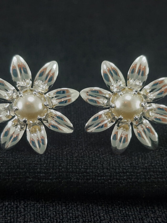 Brinco flor com pérola central
