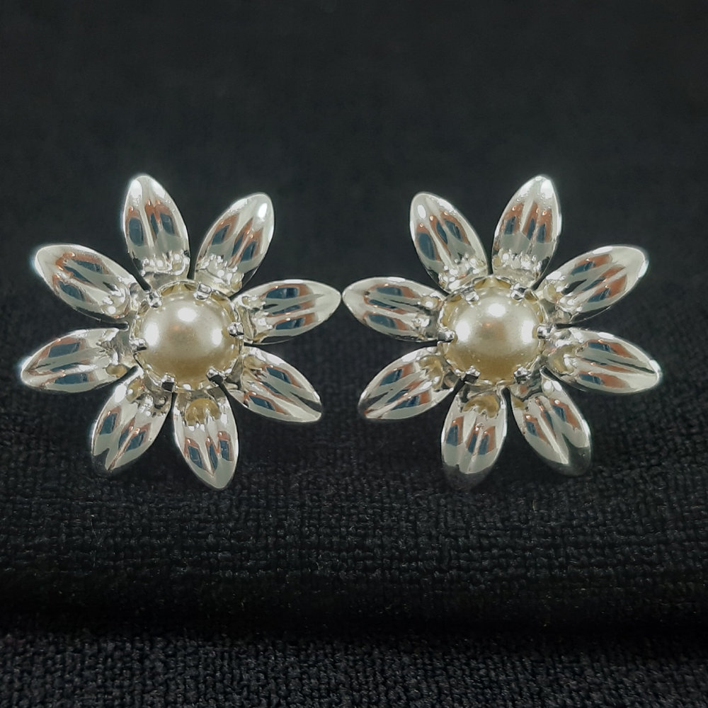 Brinco flor com pérola central