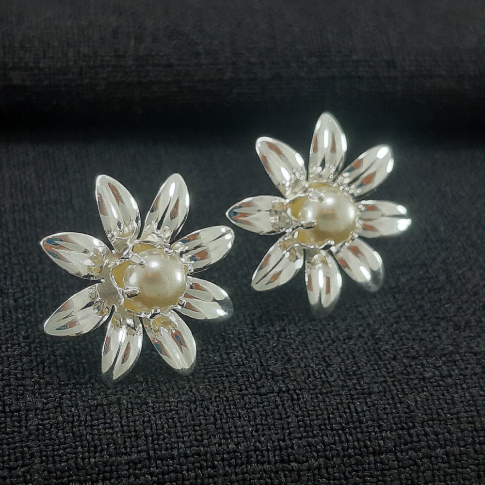 Brinco flor com pérola central - Imagem 2