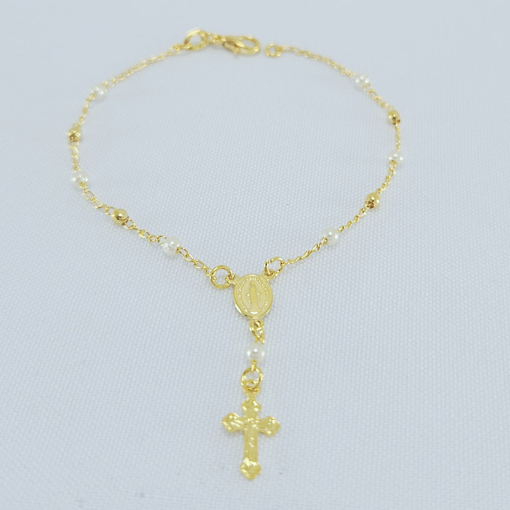 Pulseira terço com pérolas e bolas dourado