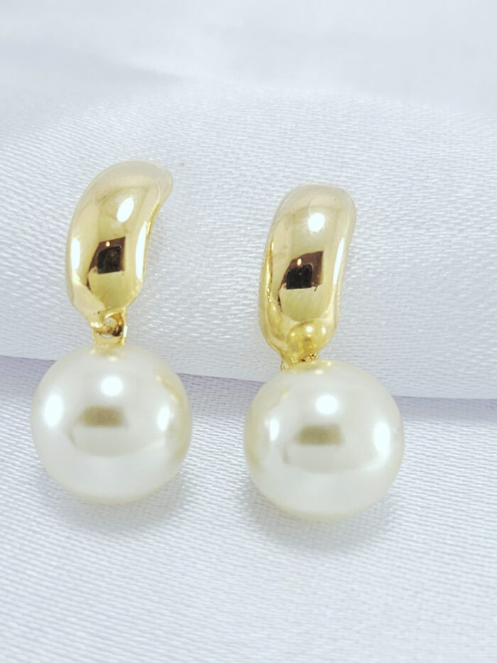 Brinco base dourado com pêndulo pérola