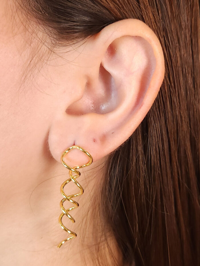 Brinco fios ondulados dourado