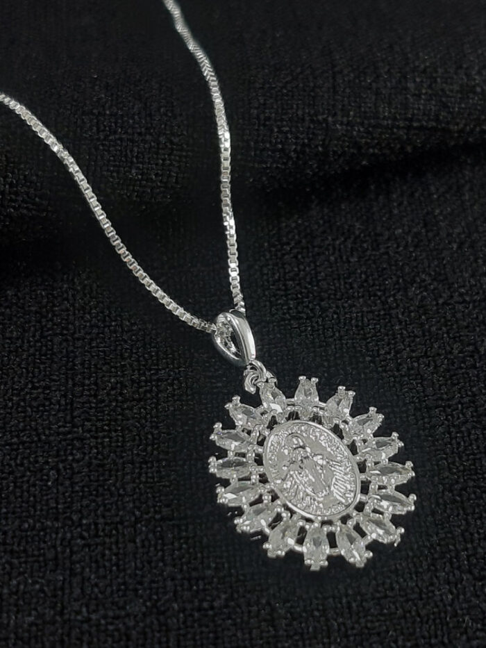 Gargantilha com pingente nossa senhora das graças e pedras cristal