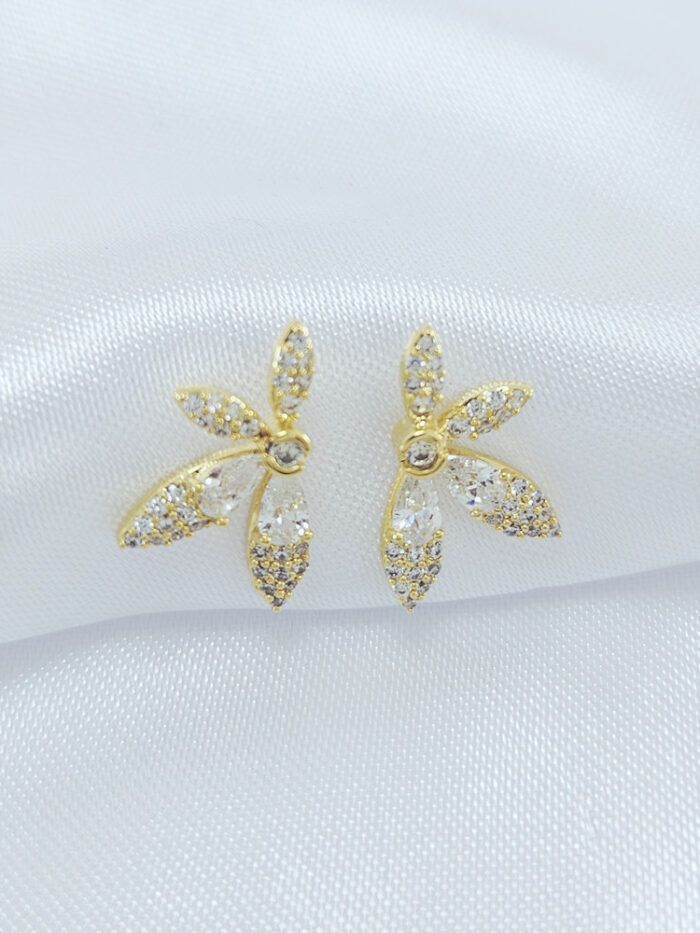 Brinco flor com pétalas cravejada