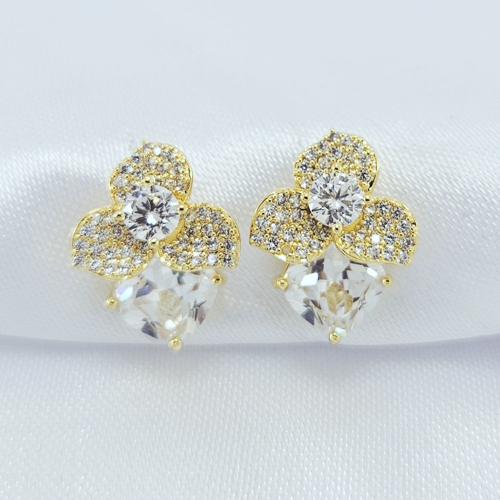 Brinco flor três petalas com cristal formato coração