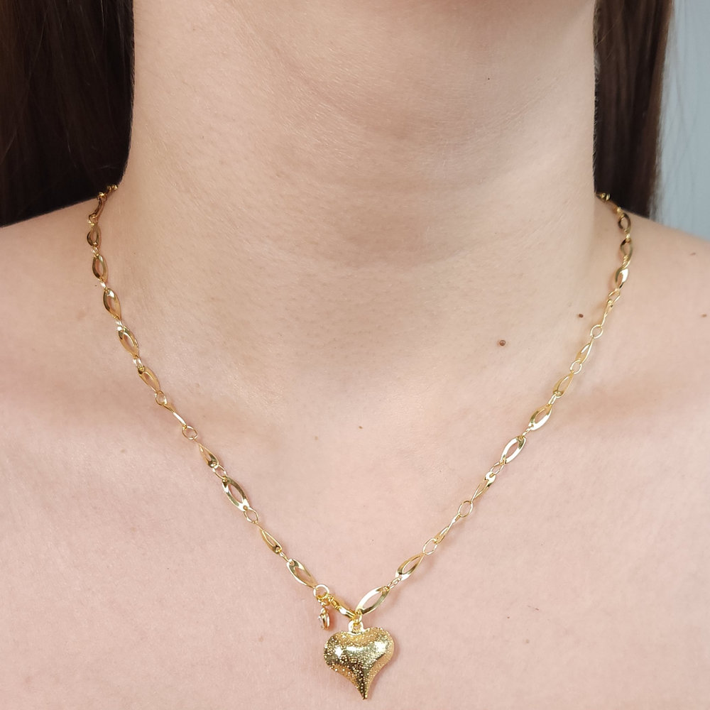 Gargantilha elos ovais vazados com coração pêndulo