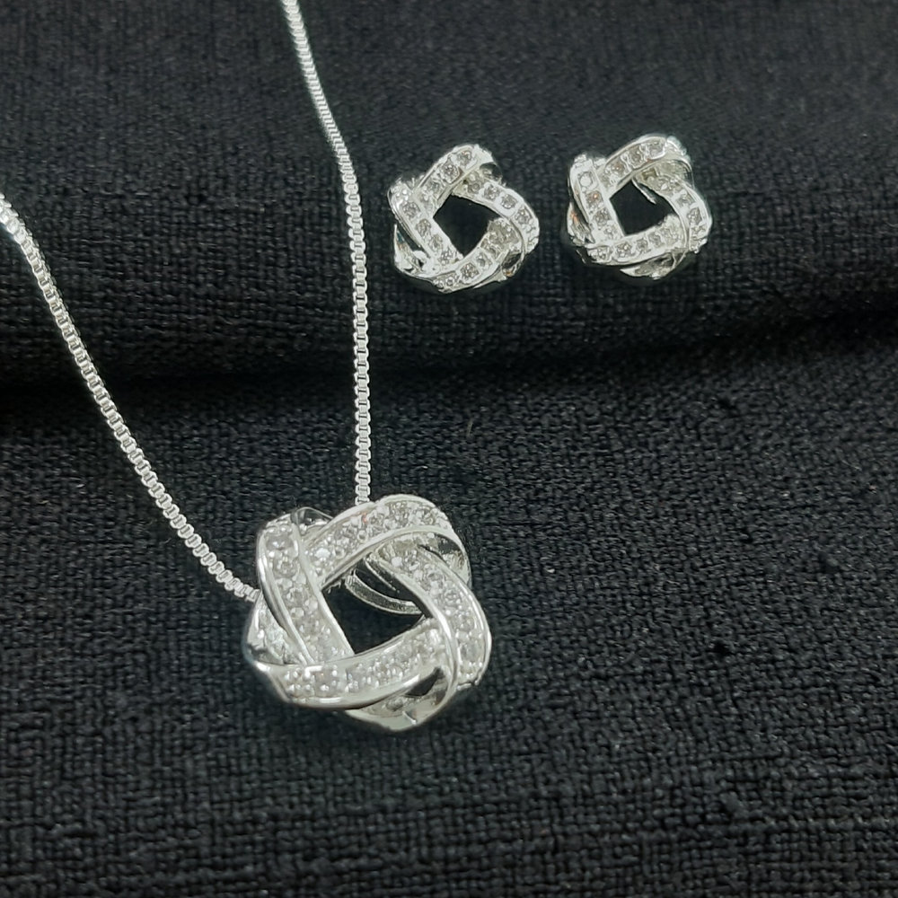 Conjunto fios entrelaçados cravejados