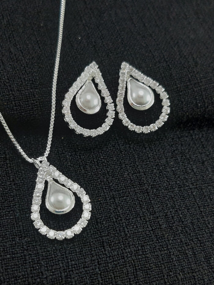 Conjunto gota cravejada com pérola
