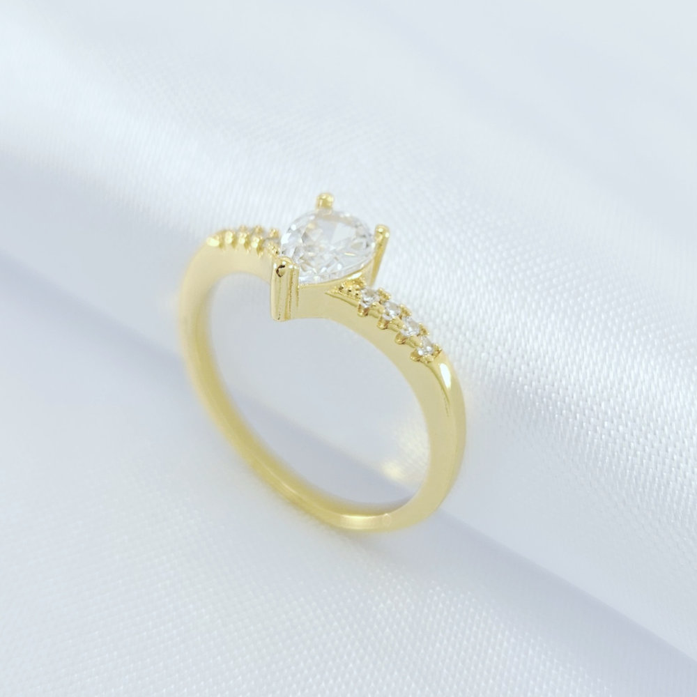 Anel com zircônia gota central