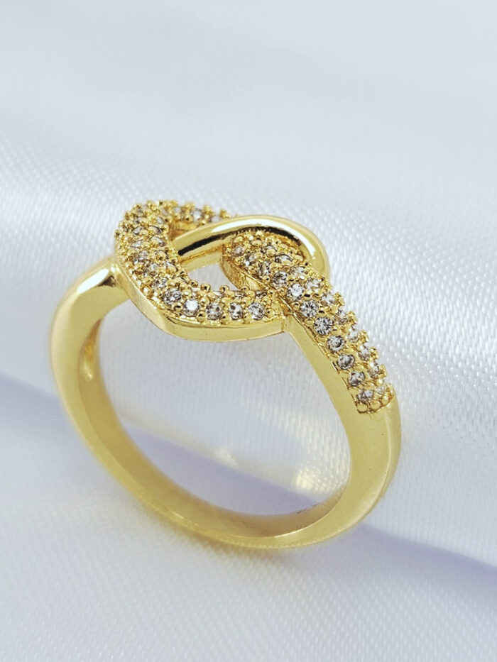 Anel coração cravejado com detalhe liso