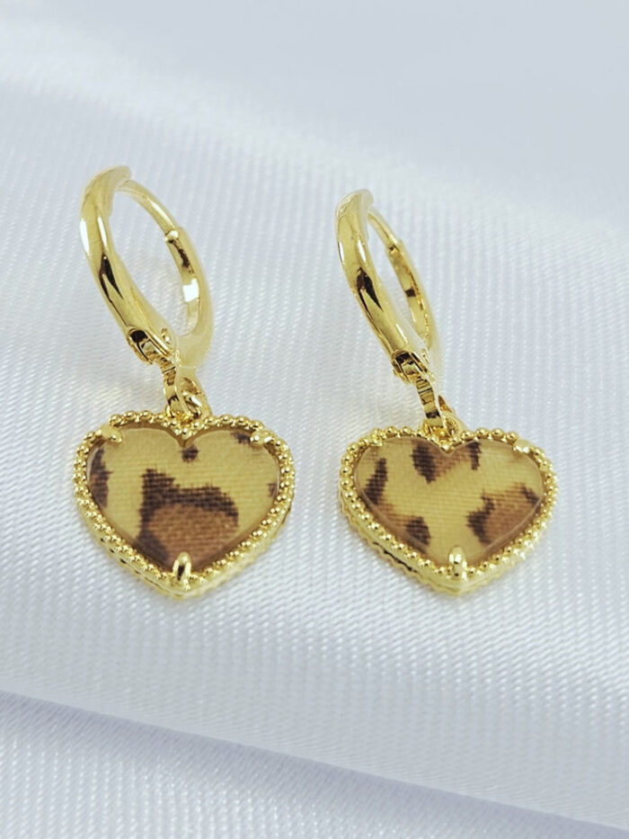 Brinco argolinha com coração estampada trabalhado