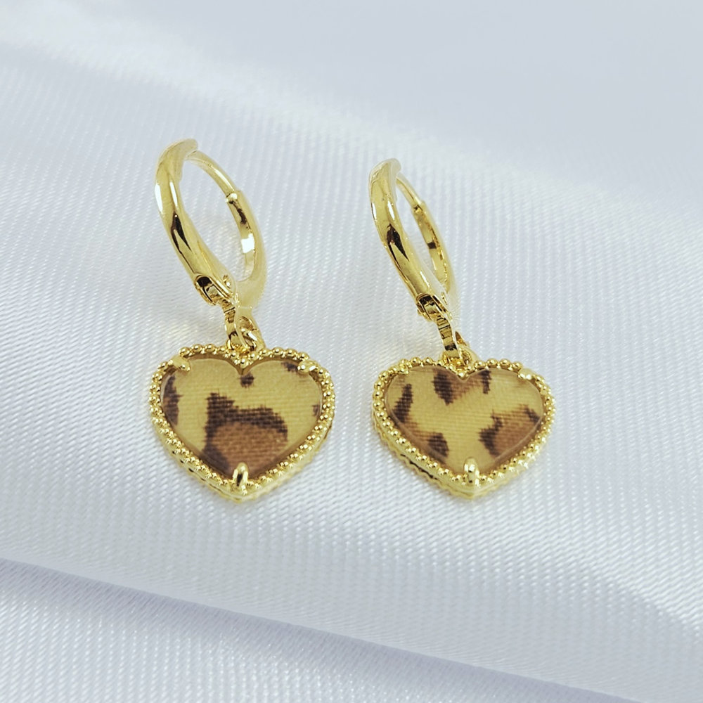 Brinco argolinha com coração estampada trabalhado