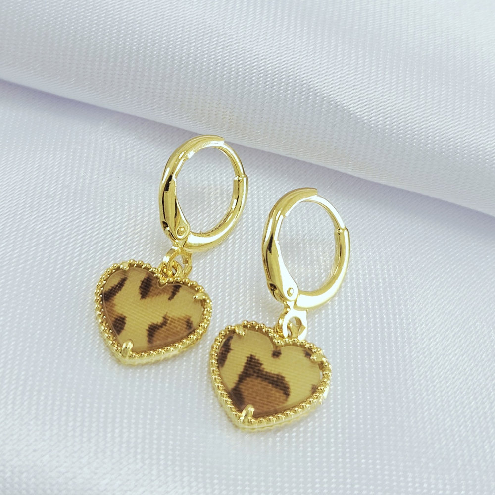 Brinco argolinha com coração estampada trabalhado - Imagem 2