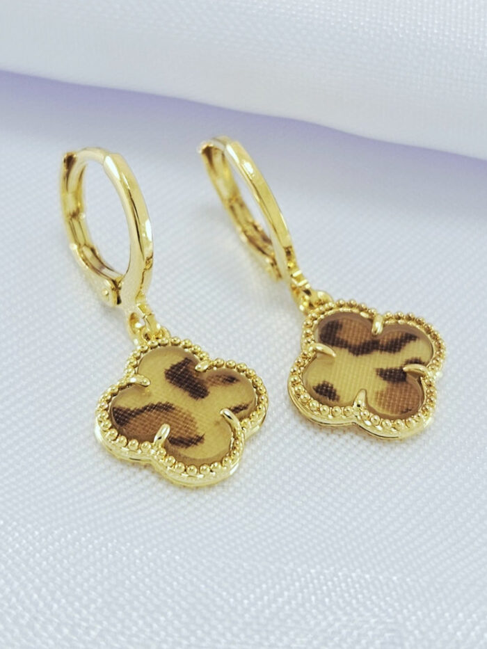 Argola trevo borda cravejado leopardo