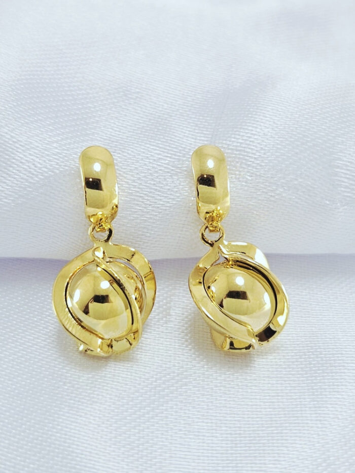 Brinco base dourada liso pêndulo