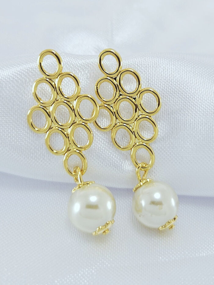 Brinco base circulos vazados com perola