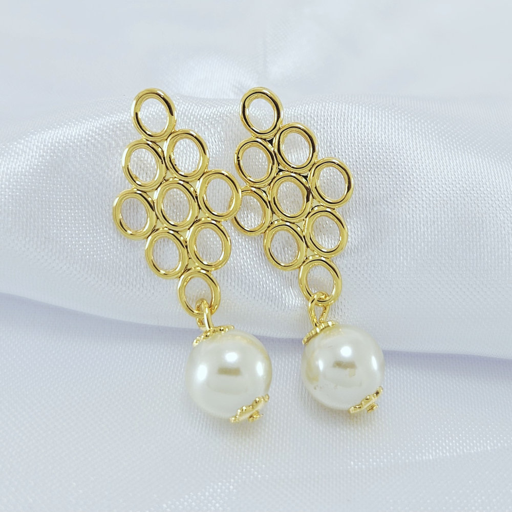 Brinco base circulos vazados com perola