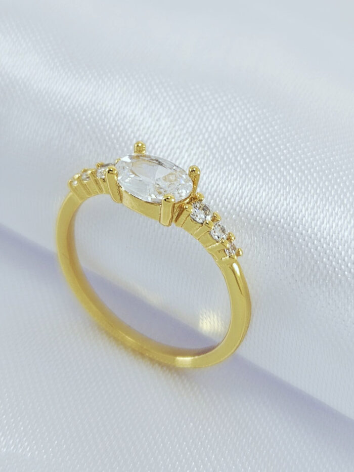 Anel cravejado com pedra oval central